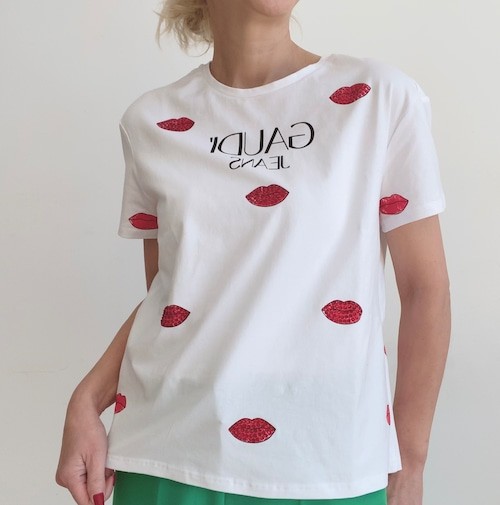 camiseta blanca con labios rojos gaudi fashion